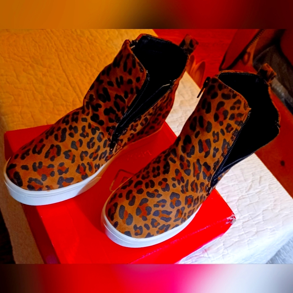 ALMOST NEW Womens Hunt Leopard Wedge CasuaL SIZE 8!
